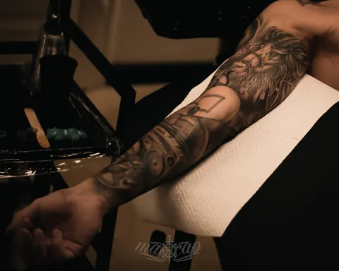 Elegantna linijska tetovaža — Mat Cap Tattoo